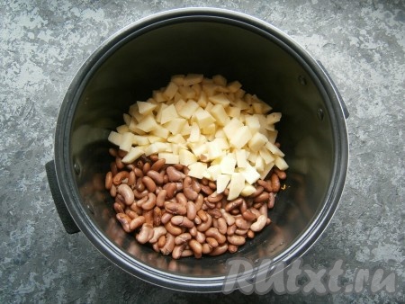 Затем добавить в чашу нарезанный небольшими кусочками картофель и всыпать вареную фасоль.
