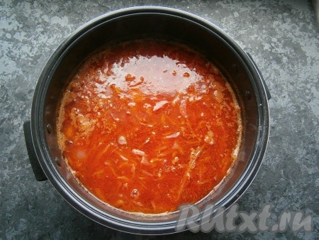 Через 40 минут варки супа в мультиварке добавить в чашу капусту и свеклу с томатом, измельченный чеснок, перемешать, закрыть крышку мультиварки. Варить борщ с фасолью далее до сигнала. 
