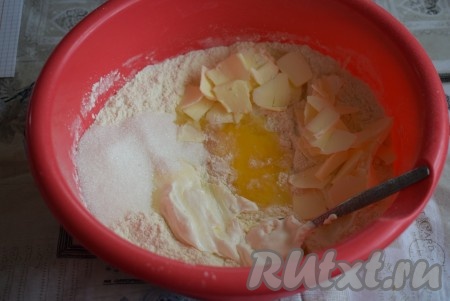 Хорошо перемешаем соду с мукой, затем добавим кусочки размягченного сливочного масла, яйцо, сахар и сметану.
