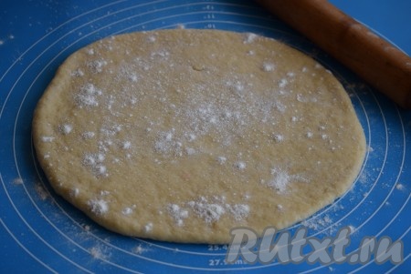 Далее достаем охлажденное тесто и раскатываем его в пласт, присыпая рабочую поверхность мукой. Толщина теста должна быть 4-5 мм. 
