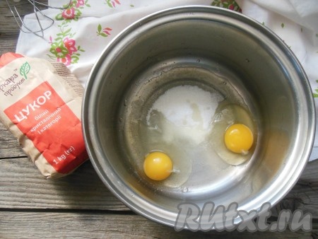 Взбейте яйца с сахаром и солью до полной однородности при помощи миксера.
