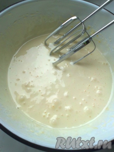 Готовим тесто для коржей. Для этого надо взбить миксером яйца с сахаром до побеления массы и растворения сахара (взбивать в течение 3-5 минут).