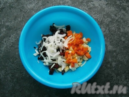 В салат из свеклы и картофеля добавить нарезанную небольшими кубиками вареную морковь и очищенный, нарезанный тонкими полукольцами (или четвертинами) репчатый лук.
