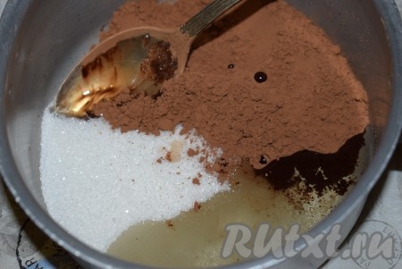 В другой, желательно алюминиевой, кастрюльке приготовим шоколадный наполнитель для нашего крема. Для этого соединим какао, 2 столовые ложки сахара и растительное масло.
