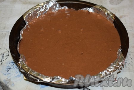 Выливаем тесто в форму диаметром 22 см, предварительно застеленную фольгой (или пергаментом). Отправляем форму с шоколадным тестом в разогретую духовку и выпекаем при температуре 180 градусов, примерно, 40-45 минут.
