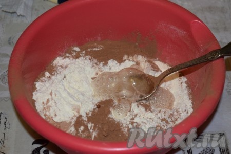 Далее, пока наши компоненты для крема охлаждаются, подготовим тесто для шоколадного торта. В миске соединим соду, гашеную уксусом, муку, какао и соль.
