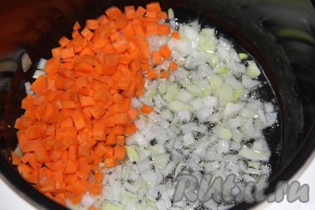 Когда лук обжарится в течение 5 минут, выложить к нему кубики моркови и обжарить, помешивая, в течение 5-7 минут на режиме "Жарка".
