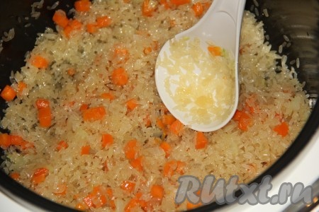 Обжарить рис с овощами в течение 2-3 минут, помешивая.
