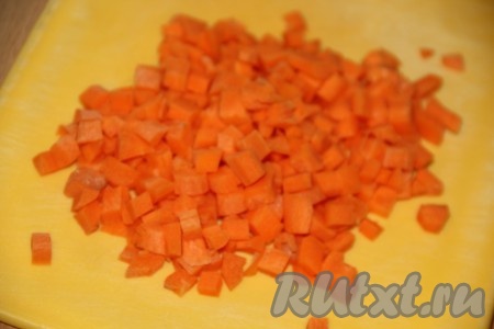 Морковь нарезать на небольшие кубики.
