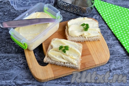 Очень вкусный, нежный домашний сливочный сыр, приготовленный из молока и кефира в мультиварке, можно подавать к столу.
