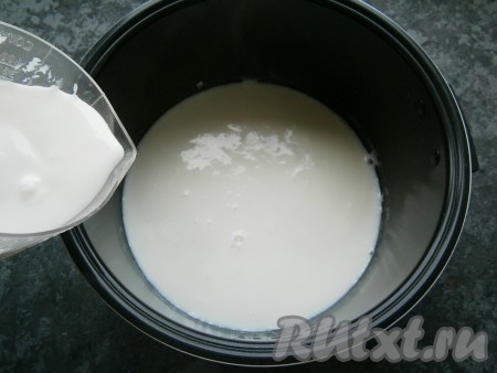 Довести молоко до кипения, периодически его помешивая, крышку мультиварки не закрывать. Как только молоко начнет закипать, мультиварку выключить и влить кефир, аккуратно перемешать.
