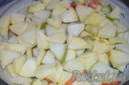 Утром яблоки и груши нарезаем ломтиками, выкладываем первым слоем в смазанную сливочным маслом форму для запекания. 