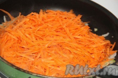 Затем к луку выложить очищенную морковь, натертую на крупной тёрке.
