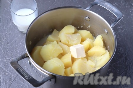 Тёплое молоко и сливочное масло добавим к отварному картофелю.
