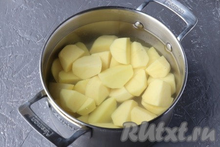 Переложим картофель в кастрюлю и полностью зальем чистой фильтрованной водой. 