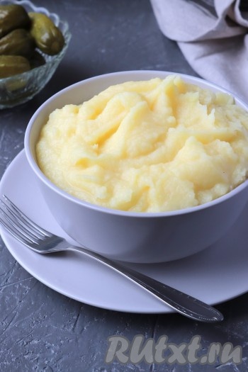 Вот и всё, вкуснейшее картофельное пюре с яйцом и молоком готово. Разложим по порционным тарелкам и в горячем виде подадим на стол. 