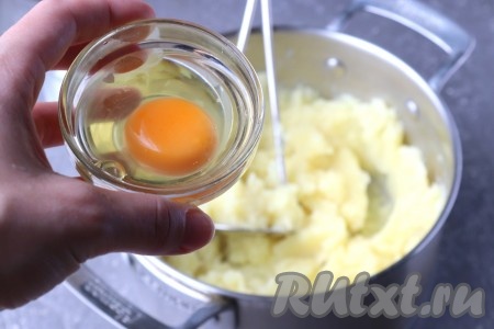 Сырое куриное яйцо разобьем в отдельную ёмкость, убедимся в его свежести, после чего добавим в пюре. 