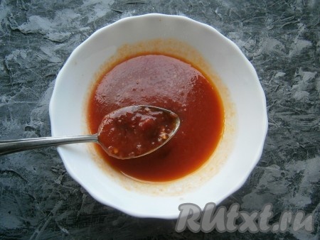 В отдельной ёмкости смешать 200 мл воды с томатной пастой и томатным соусом, влить соевый соус, перемешать получившийся томатно-соевый соус до однородности.