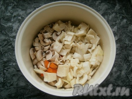 Картофель, морковь, лук, капусту и грибы выложить в чашу мультиварки или в толстостенную кастрюлю.
