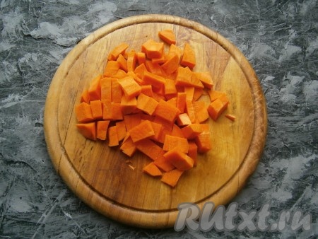 Средними кубиками нарезать морковь.