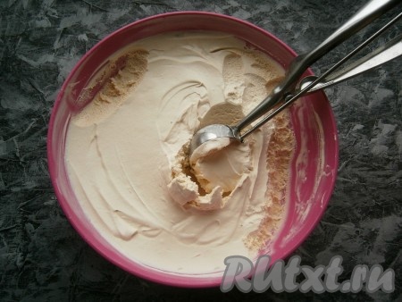 Готовое мороженое получается мягким, без льда и ледяных крошек, его легко можно зачерпнуть ложкой.