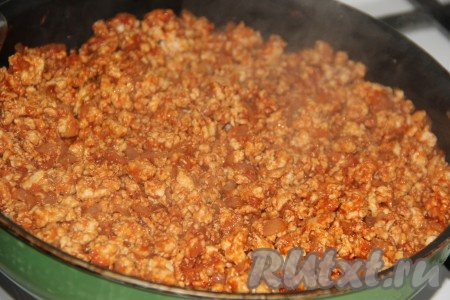 Перемешать фарш с томатной пастой и потомить на небольшом огне 5 минут. Затем снять сковороду с огня, дать фаршу остыть и начинка для блинчиков готова.
