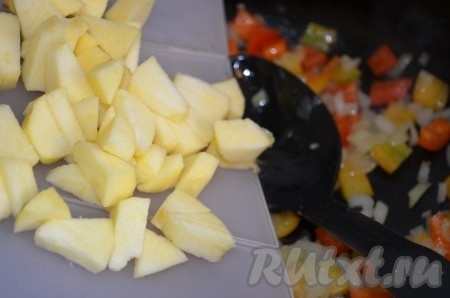 Яблоки, очищенные от кожуры и семечек, нарезать кубиками, добавить к луку и перцу, потушить еще 3-4 минуты.
