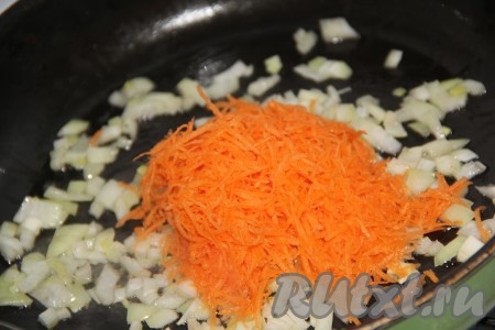Пока варятся картошка с капустой, мелко нарезанный лук нужно обжарить на растительном масле до золотистого цвета. Затем к луку добавить морковь, натертую на мелкой тёрке.
