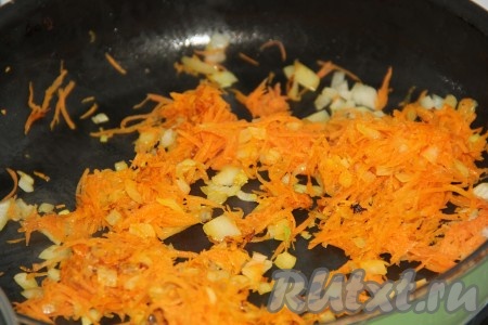 Лук с морковкой обжарить на среднем огне, иногда помешивая, до мягкости моркови.
