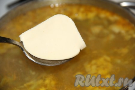Выложить в куриный суп с капустой мягкий плавленный сыр. Добавить соль, лавровый лист и специи, потомить на небольшом огне до полного растворения сыра (примерно, 5-7 минут), периодически помешивая.