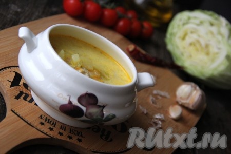 Очень нежный, сытный, бархатистый сырный суп с капустой подать к столу в горячем виде. Приготовьте это первое блюдо и, я уверена, вам понравится его вкус.
