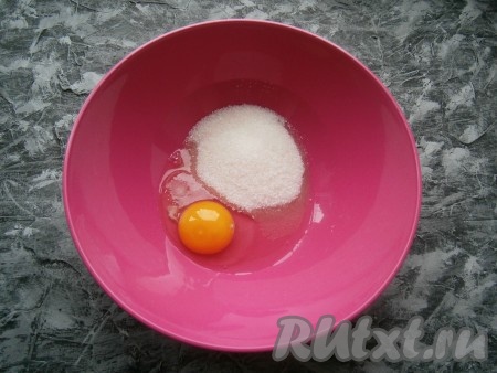 В миску разбить яйцо, всыпать сахар, соль и ванильный сахар.
