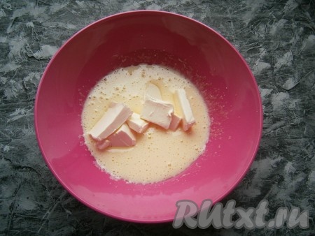 Яйца с сахаром взбить миксером до пышной светлой массы. Затем в получившуюся смесь добавить размягченное сливочное масло (или маргарин), нарезанное на кусочки.
