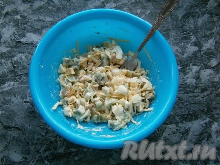 Посолить салат с киви, яйцами, сыром, яблоками, чесноком и орехами перемешать.
