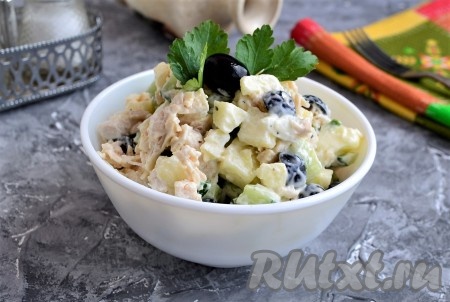 Выложить простой и очень вкусный салат, приготовленный из курицы с яблоком и огурцом, в салатник, украсить оливкой и зеленью, подать к столу.
