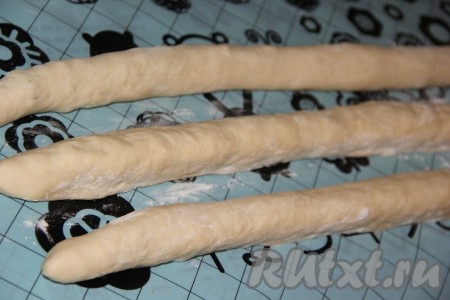 Вот такие три длинные колбаски из теста получились, переплести их между собой (заплести косу).

