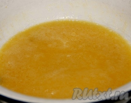 Растопить маргарин, добавить одно яйцо, сахар, ванильный сахар, соль и растительное масло, всё перемешать.