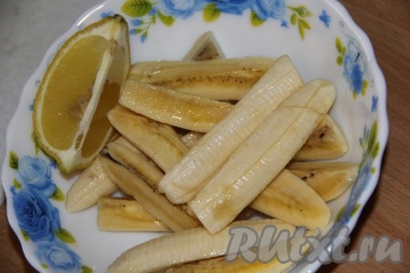 Бананы очистить, нарезать на брусочки, выложить в миску и полить лимонным соком. 