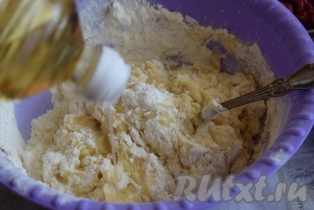 Как только тесто начнет сворачиваться в ком, добавим растительное масло. 