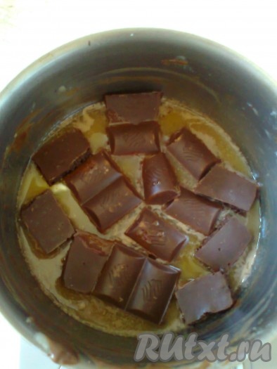 Растопить третью часть масла, добавить кусочки тёмного шоколада, снять с огня, перемешать до однородности.

