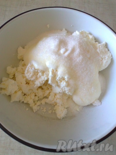 Творог, сметану (или сливки), сахар и ванильный сахар выложить в миску.
