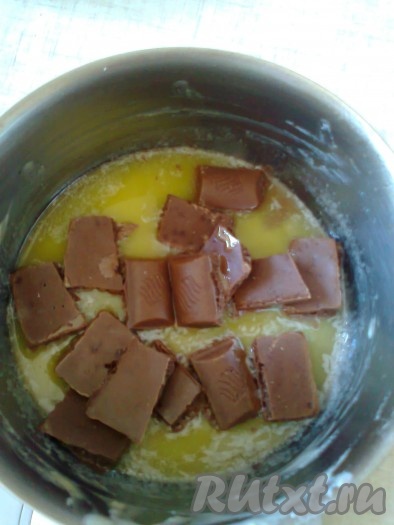 Дальше надо растопить вторую часть масла (для растапливания шоколада с маслом можно использовать одну и ту же кастрюльку), добавить кусочки молочного шоколада, снять с огня, перемешать до однородности.

