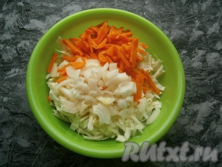К капусте добавить нарезанную брусочками морковь и произвольно нарезанный лук.
