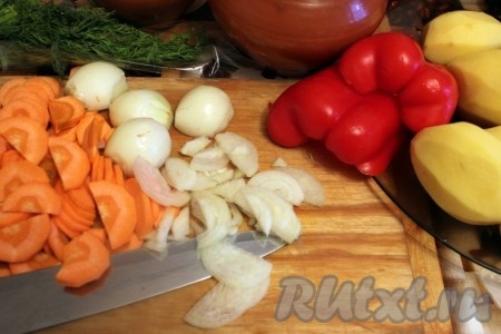 Картофель, морковь, перец болгарский и лук очистить. Картофель порезать кубиками, морковь половинками кружочка, лук нашинковать, перец соломкой. Укроп порубить.