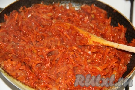 Перемешать овощи с томатной пастой и потомить минут 5-7 на небольшом огне. Затем влить уксус, перемешать и снять сковороду с огня, слегка остудить овощи.
