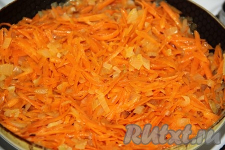 Обжарить лук в течение 5 минут на среднем огне, иногда перемешивая, затем добавить натертую морковь и обжаривать овощи минут 10 (до мягкости).
