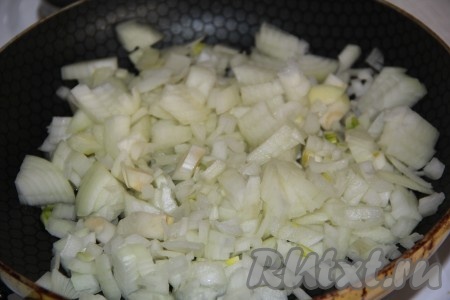 Мелко нарезать очищенный лук, выложить в сковороду с растительным маслом.
