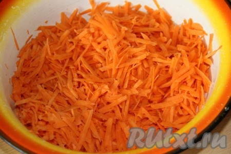 Морковь очистить, а затем натереть на крупной тёрке.
