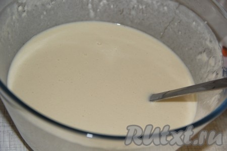 Вначале замесим тесто, для этого нужно соединить молоко, сахар, яйца и соль, слегка перемешать, а затем всыпать просеянную муку, перемешать блинное тесто с помощью венчика. Влить растительное масло и ещё раз перемешать. Тесто получится в меру густым.