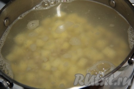 Когда перловка проварится минут 15-20, добавить картофель в кастрюлю с перловкой и варить 5 минут.

